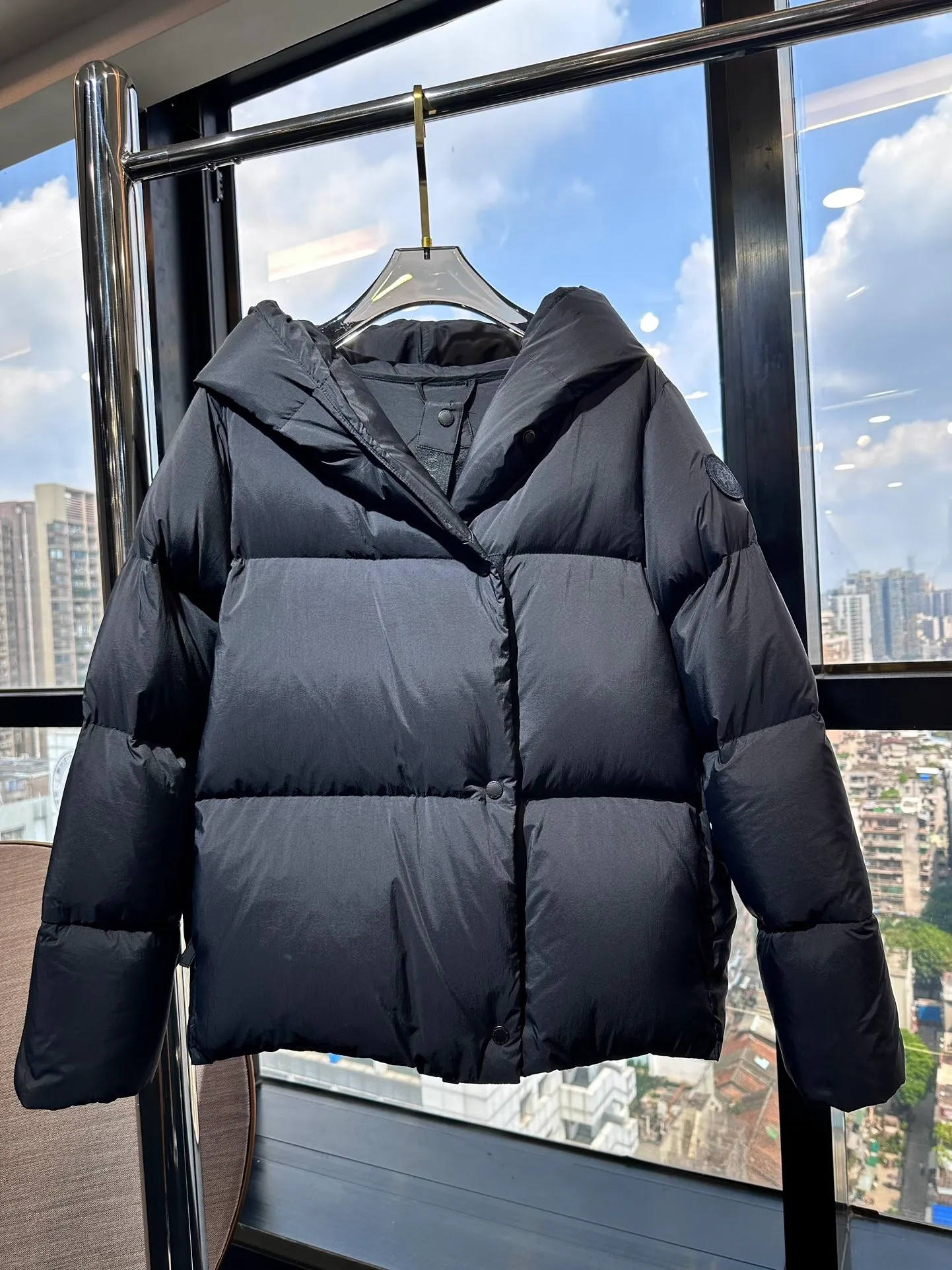 P1100 Top-quality original Canada Goose autumn. It is warm and has no sense of restraint. It is made of national standard 90 white duck down. It is light and elegant, giving you all-round warmth! The appearance of the upper body is more classy and stylish, allowing warmth and grace to go hand in hand. The multiple car lines on the center line are strict and symmetrical, keeping warm and waiting. The logo on the chest embellishes the whole piece! The unique taste goes deep into the bone marrow. It is age-reducing and full of warmth. It has a simple and elegant look and has the same color for men and women. Black Gray Size: XS-S M L